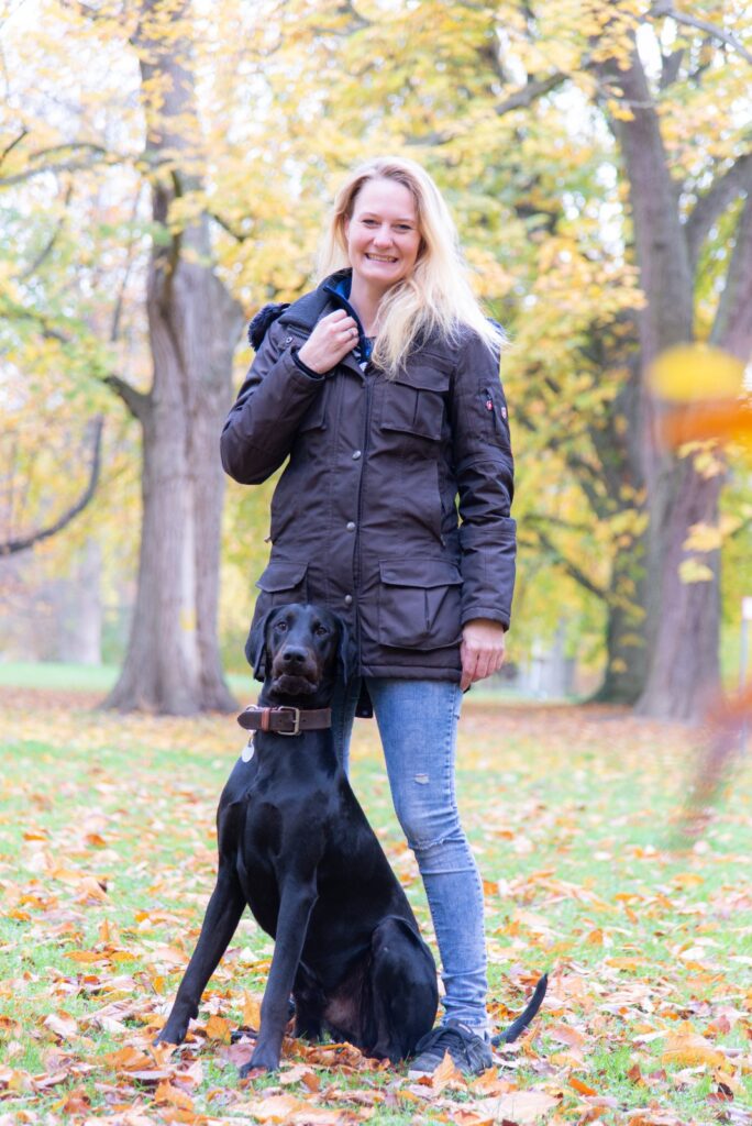 Marissa Neirich hält einen Golden Retriever im Arm